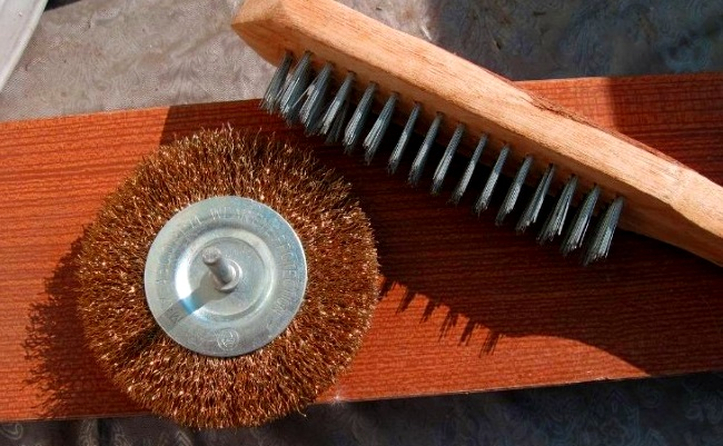 Щетка для дрели/болгарки (слева) и ручного браширования (справа)