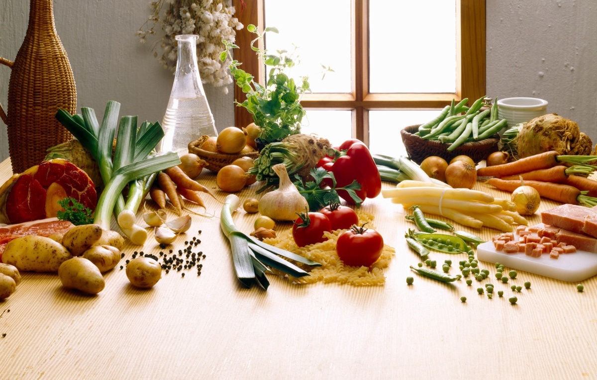 Гиппократ, греческий врач, живший 2400 лет назад, впервые сформулировал концепцию «целительной силы природы». Эта концепция остается одним из центральных принципов натуропатической медицины. В своем современном виде природная медицина появилась в Европе в начале XIX века.  Немецкий врач Винсент Прайшниц начал лечить людей травами, прогулками по лесу, свежим воздухом и правильным питанием. Природа должна помогать в выздоровлении человека. В 70-х годах XX века натуропатия пережила второе рождение. К этому времени она несколько изменилась и расширила свои горизонты. Из метода лечения натуральная терапия переросла в образ жизни, известный как ЗОЖ (здоровый образ жизни). Он подразумевает поддержание хорошей физической формы, правильное питание, распорядок, дня, стабильное эмоциональное состояние и т.д. 