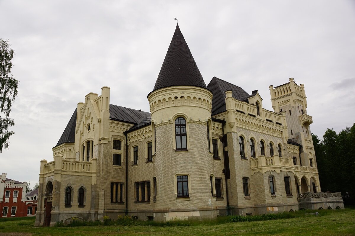 замок Понизовкина восстановленный - Picture of Ponizovkin Castle, Krasnyy Profin