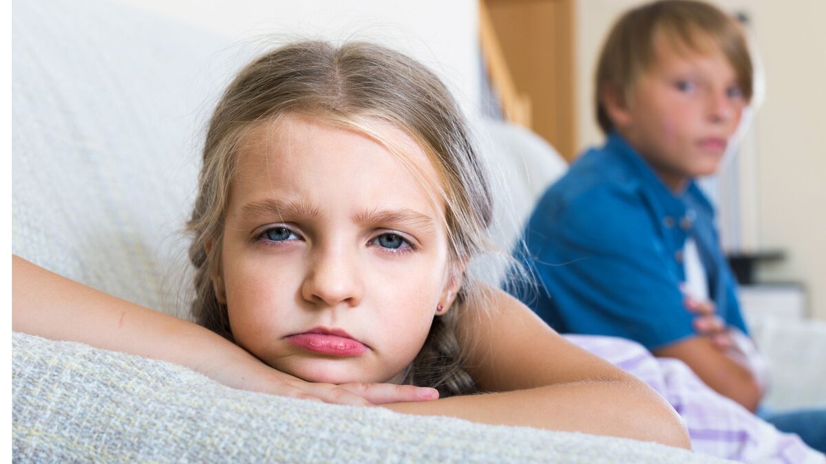 ФУНКЦИИ ОБИДЫ:                                                                                                                                       1. Сигнальная
Обижаясь, мы награждаем близких людей обидой. Показывая следы страдания, обидевшийся сигнализирует о том, что поведение обидевшего его отклонилось от его ожиданий.
2. Адаптивная
Обусловлена предыдущей функцией. Обидевшийся человек, вызывая чувство вины у окружающих, заставляет их адаптироваться в своём поведении к его ожиданиям.          3. Управления
С помощью обиды дети управляют родителями. Обижаясь, дети воспитывают родителей, наказывая их чувством вины.
Обида - это детский, инфантильный способ управления окружающими, который по мере взросления ребёнка должен уступать другим, более зрелым механизмам адаптации.
Обида отравляет нашу жизнь, делает нас несчастливыми.
Человек, который часто обижается, не готов воспринимать мир и людей реально. Мышление такого человека во многом остаётся детским.
Ребёнок в своем поведении ждет ответного действия со стороны родителей, в большей степени от матери. Ребёнок хочет, чтобы его положительное усилие выражалось таким же ответным действием со стороны взрослого. Ребёнок живет в иллюзиях, он не умеет реалистично прогнозировать события. Его желания во многом фантастичны и сказочны, и они должны быть, в его сознании, обязательно реализованы.
В подростковом возрасте происходит взросление. Он становится более независимым и начинает более реально оценивать и прогнозировать поведение других людей.
Обида по своей сути - это некий просчёт, самообман, ошибка в прогнозе поступков и действий других людей. 
Как у А.С.Пушкина "Ах, обмануть меня не трудно! Я сам обманываться рад!"
Когда прогноз не оправдался, а ожидания не реализованы, то возникает обида на того человека, в отношении которого был ошибочный прогноз.
Человек, который обиделся, не ищет проблему в себе. Он перекладывает ответственность на другого человека, который повёл себя не так, как хотел обидевшийся. 
Завышенные, неадекватные ожидания - вот фундамент обиды.
Проблему нужно искать в себе.