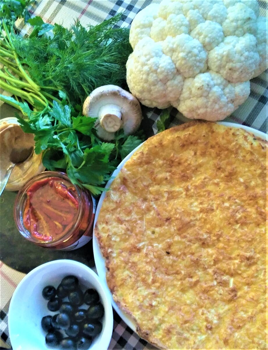 Осталось разложить начинку и посыпать сыром