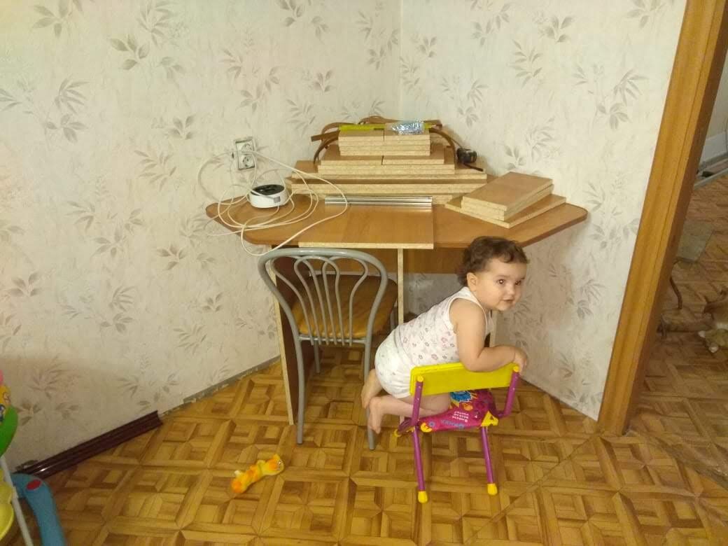 На данном этапе был собран лишь каркас стола.