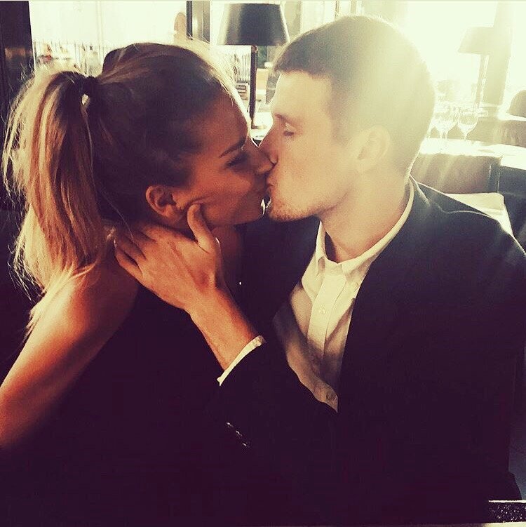  Было мне одиноко и не несколько лет я мечтала встретить своего мужчину. Мужчину,  которому я буду нужна, мужчину с которым у нас будут настоящие отношения, мужчину который обо мне будет заботиться, мужчину который будет звонить и говорить «скорее возвращайся домой» А мне попадались всё не те, встречала парней, которым не нужны серьезные отношения. А ведь любой женщине, да и мужчине хочется любить и быть любимой. Как это здорово когда вы вместе, вместе гулять, вместе спать, вместе кушать и смотреть кино. О этом я мечтала. И правильно делала,  мечты имеют свойство сбываться) Я много лет читаю книги по эзотерики, хожу на бесконечные вебинары и уже продвинулась в технике исполнения желаний) В один прекрасный день, мне в моей социальной сети, написала женщина. Она предложила мне сделать диагностику моей ситуации. Сразу скажу, в чем моя проблема я ей не говорила! я не сказала ей, что я одинока. Она провела диагностику и сообщает мне, что на мне «печать одиночества» и что она может мне помочь, ее убрать. Я человек немного дотошный и сомневающийся, поэтому дня 2-3 я эту прекрасную женщину терзала расспросами, что и, как и почему.  Стоимость услуги была не большая, я заплатила 1000 рублей и она принялась за работу по очистке меня. Потом, я конечно же спрашиваю «когда же я встречу его?»  На что она мне честно ответила «я не знаю, но вы обязательно будете счастливы». Я ждала… 
Немного отвлекусь и сразу вам скажу – способ встретить своего мужчину есть, и я его расскажу – для этого не понадобится эта волшебная женщина), все гораздо проще)
Прошло 4 месяца, на сайте знакомств как всегда списалась с одним парнем, потом мы созвонились по телефону, подолгу общались с ним и через какое то время, наконец, то встретились. Мы пошли в кино, потом пошли в суши бар. В общем начали встречаться. И да, да! это был он! Мой мужчина!) Я его встретила! Случилось это чудо) Через какое то время я нашла свой листок со своим желанием, которое писала несколько лет назад! В том желании было описано подробно о том, какого мужчину я хочу привлечь в свою жизнь! Читаю листок, там описание мужчины и впадаю в приятный шок!) Я описала его! Я описала там того кого встретила!!! Описала цвет глаз!, описала примерно возраст!, описала, что он заботится обо мне! Желания сбываются. Вот так это всё работает! Как писать желание-  1) Желание должно быть написано в настоящем времени, как будто это уже есть у вас. В желании не должно быть частиц «не», «без»  и частиц отрицания. В желании нужно прописать всё, что вам важно, вплоть до его родных и ваших отношений с его родными и его отношений с вашими родными. И я предполагаю, вам не нужен алкоголик или эгоист. 
2)  Так как желание исполняет Вселенная, то вселенная любит исполнять желания людей которые живут по совести, людей которые не держат на сердце злобу и обиду. Как избавится от обиды пост я уже написала) Чем добрее и чище вы будете, тем скорее вселенная исполнит ваше желание. Помогайте другим, живите с миром в сердце. Не сквернословьте, живите по Божьим законам и тогда вас полюбит Бог, вас полюбит Вселенная через того мужчину которого вы ждете. 
Так как ту женщину, которая мне помогла – мне послал Бог! Потому что я давно молила Бога и Вселенную о своем мужчине. 
 Сразу хочу вас предупредить – не видитесь на всех шарлатанов и интернете! там очень много мошенников! Человек, который от Бога не ставит свои услуги на поток.  Да прибудет с вами любовь) Если  понравилось, жмите лайк) 
