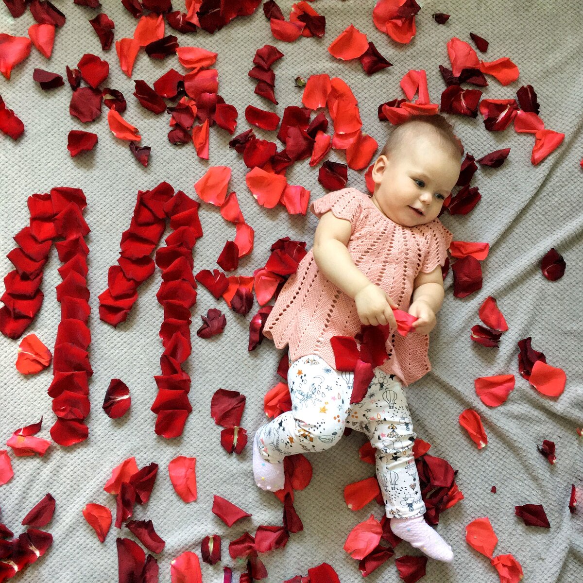 Фотосессия малыша с лепестками роз