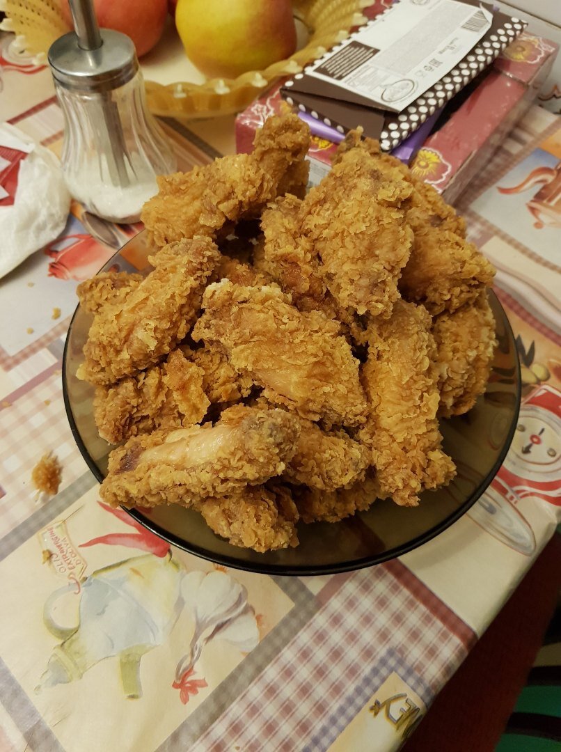 Такую тарелку жирной фритюрной курицы из KFC я съедал за один присест. Желудок ныл потом.