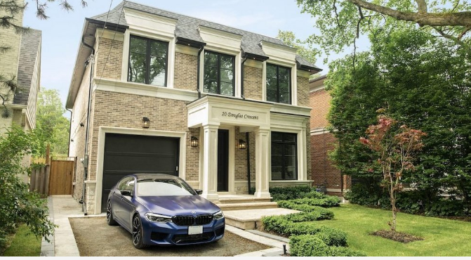  В 2019 году BMW в Канаде, обнаружили что люди, которые готовы купить роскошный дом, так же готовы приобрести и роскошный автомобиль.