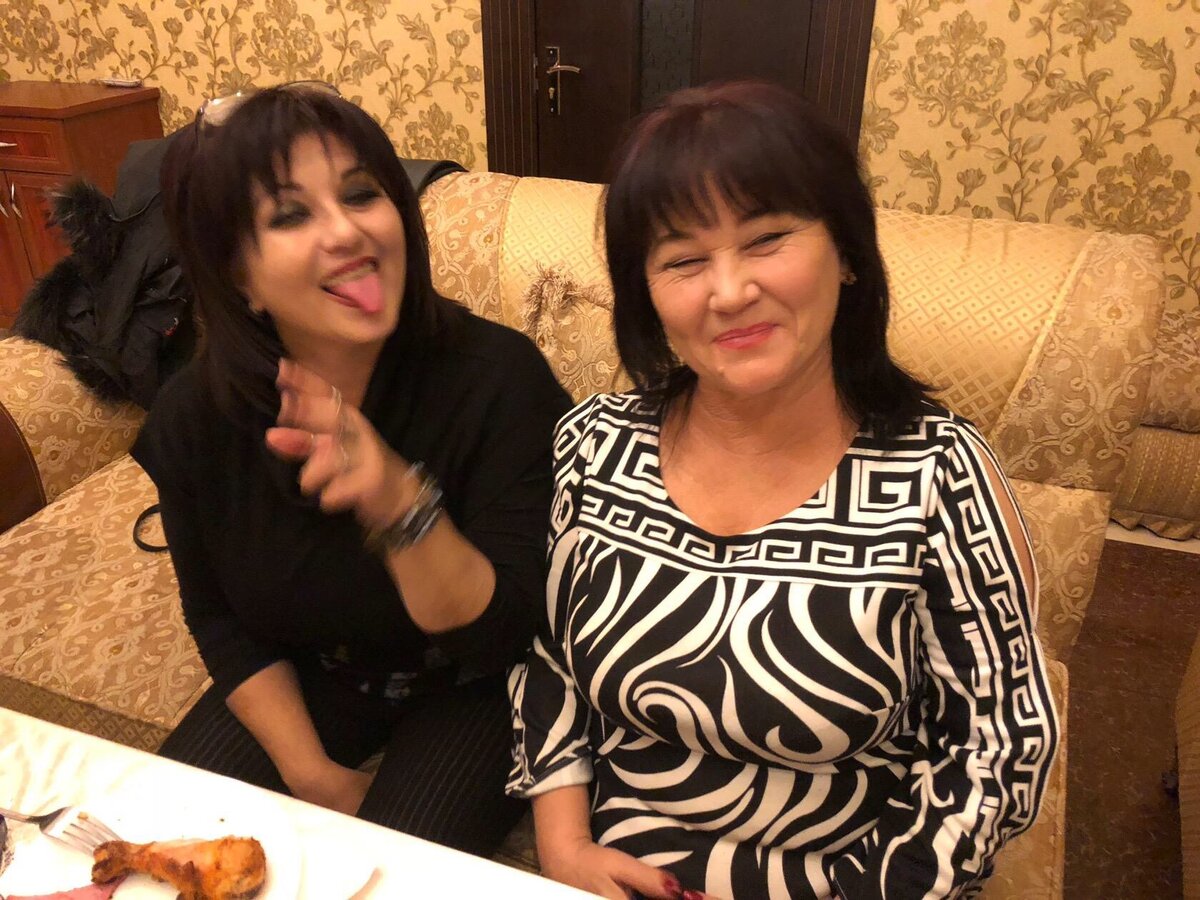 Слева Камалова Тамара показывает мне язык, рядом Рано Мусаева, мы на встрече одноклассников