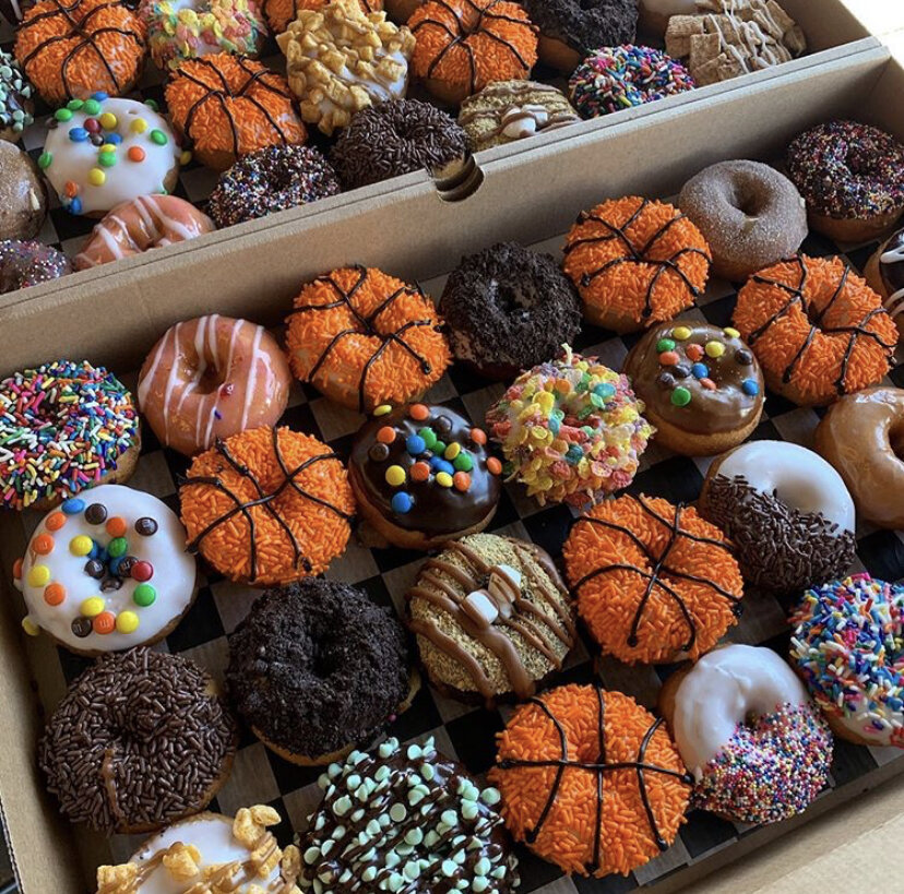 сахар-50 г 
дрожжи сухие-7 г 
вода теплая-50 мл 
молоко теплое-70 мл 
соль-5 г 
яйцо - 1 шт. 
мука - 250 г +_ 
масло сливочное - 15 г 
сахарная пудра - 50 г 