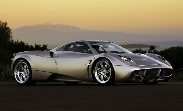 Мы долго сомневались, включать ли в этот рейтинг Pagani, поскольку американский гиперкар Henessy Venom F5 мощнее, быстрее и ощутимо дороже. Но в итоге сделали выбор в пользу итальянца, поскольку сэр Джон Хеннесси решил ограничить тираж своего детища стоимостью 1,6 млн долларов 24 экземплярами, а это никак не тянет на серию. В то время как Pagani Huayra, увидевшая свет еще в 2011 году, до сих пор выпускается партиями по 20–25 автомобилей в год, и ее общий тираж уже перевалил за 180 экземпляров. При этом стартовая цена машины все эти годы неизменна и начинается от 1,35 млн евро или 116 000 000 рублей.
