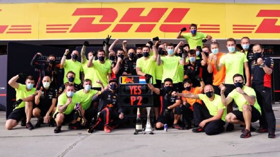 Макс Ферстаппен празднует второе место со своей командой в Будапеште 