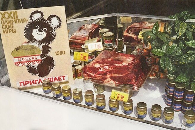 Удивилась, на этой картинке не только ценам и красоте продуктов, но и какой-то милоте, гостеприимности,  душевности в сочетании с будто бы наивностью.