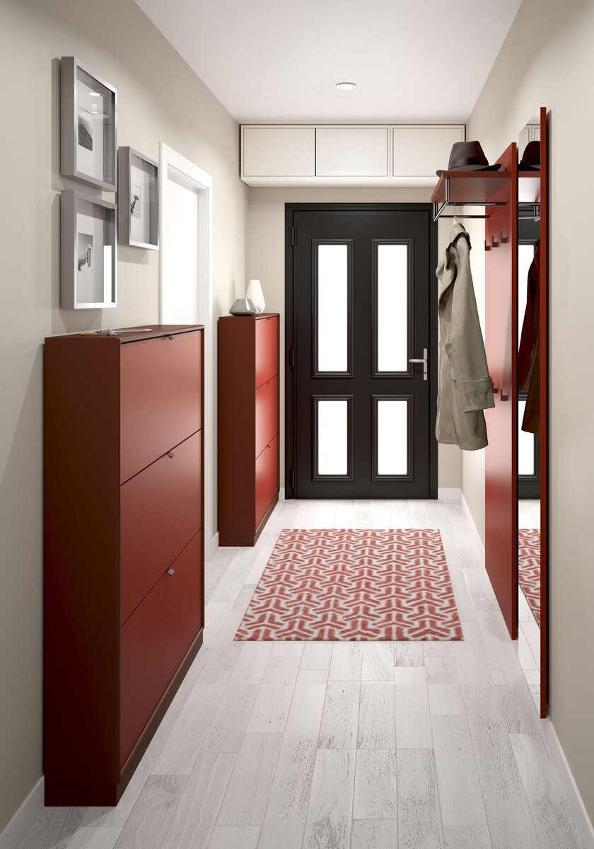 Узкие обувницы и вешало - удачное решение для такой планировки. Над дверью антресольные шкафы. Мы бы добавили еще пуф при входе.