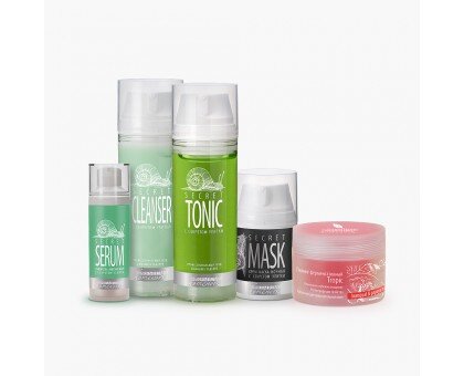 Ваша скидка: 911р.-15%
 "Набор косметики для проведения процедуры с инструкциями по применению.  
Цель процедуры: насыщение кожи влагой, повышение тонуса и эластичности кожи, улучшение цвета лица, выраженный омолаживающий эффект.

Приобретая процедуру, вы экономите 724 руб., по сравнению с покупкой средств по отдельности.
Любая женщина, столкнувшись с необходимостью эффективного омоложения кожи лица, прежде всего, начинает думать о каких-то радикальных способах или же косметологических услугах. Однако, подобные способы доступны далеко не каждой женщине из-за высокой стоимости. Но альтернатива салонным косметическим процедурам доступна в домашних условиях. Процедура «Омолаживающая с секретом улитки» состоит из средств, содержащих в составе муцин - действительно уникальное средство, гарантирующее обретение молодости и коррекции морщин в кратчайшие сроки.

Процедура состоит из 5 этапов:

1.	Начинаем процедуру с очищения кожи – для этого применяем Мусс Secret Cleanser с секретом улитки. 
•	деликатный демакияж
•	удаление жиро - и водорастворимых загрязнений
•	иммуномодулирующее действие
•	профилактика возникновения раздражений. 

Наносим Мусс на увлажненную кожу легкими массирующими движениями. Затем, смываем средство прохладной водой. 


2.	На этапе глубокого очищения используем Пилинг ферментативный Tropic – это суперсовременный препарат, содержит в своем составе фермент растительного происхождения папаин и инкапсулированный витамин Е. 
•	глубокое бережное очищение кожи
•	выраженный увлажняющий и антиоксидантный эффект
•	усиление регенерации и кератинизации 

Пилинг наносим на очищенную влажную кожу. Легкими массирующими движениями равномерно распределяем средство на коже в течение 5-7 минут. Затем смываем прохладной водой. 


3.	Переходим к третьему этапу – тонизирование с помощью Лосьона Secret Tonic с секретом улитки 
•	Восстановление рН и водно-липидного баланса кожи
•	Выраженный гидратантный эффект
•	Повышение иммунного статуса кожи. 

Тонизируем кожу ватным диском, обильно смоченным лосьоном с секретом улитки. 


4.	Интенсивный уход – включает в себя несколько последовательных шагов: 
Первое – нанесение Сыворотки Лифтинговой Secret Serum с секретом улитки. 
•	Выработка коллагена и эластина
•	Сокращение величины и глубины морщин
•	Препятствие трансэпидермальной потере влаги. 

Наносим по 1 капле сыворотки зонально на проблемные участки до полного впитывания. 

Второе — поверх сыворотки, наносим Ночную крем-маску Secret Mask с секретом улитки: композиция масел ши и ореха обогащает кожу ненасыщенными жирными кислотами. 
•	Выраженное увлажняющее и разглаживающее действие
•	Усиление регенерации кожи
•	Профилактика появления морщин. 

Наносим маску густым слоем на кожу лица, обходя область глаз и губ. Оставляем до полного впитывания. 


Продолжительность курса Омолаживающей процедуры 1 месяц. 


На этапе защиты рекомендуем применять следующие средства (в комплект не входят):
В весенне-летний период: 
Дневной крем СС Secret Cream с секретом улитки SPF 15
Косметические сливки «Летняя акварель»
Крем фотозащитный Dry Skin SPF 35 или Dry Skin SPF 50

В осенне-зимний период: 
Дневной крем СС Secret Cream с секретом улитки SPF 15
Сезонное средство – «Зимняя фантазия»