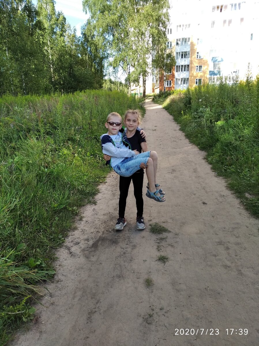 Старшая сестра не только руководит младшими братьями, но и "ухаживает" за ними, на руках носит, не поощряю это, но всё равно носит.