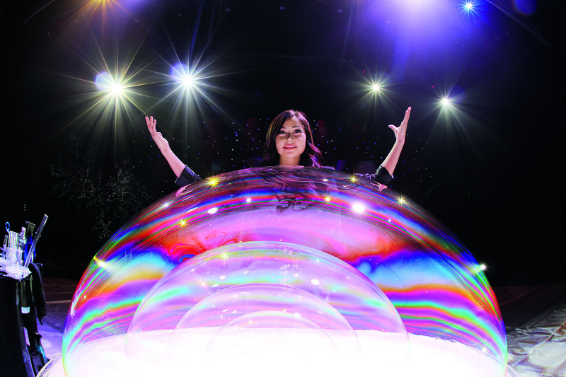 Мелоди Янг на своем шоу Gazillion Bubble Show. Фото взято с Яндекс.Картинки