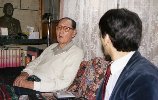 Стэнли Пранин берет интервью у знаменитого борца сумо Тенрю в своем доме в 1987 году.