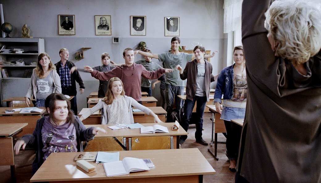 Кадр из фильма "Класс коррекции" 