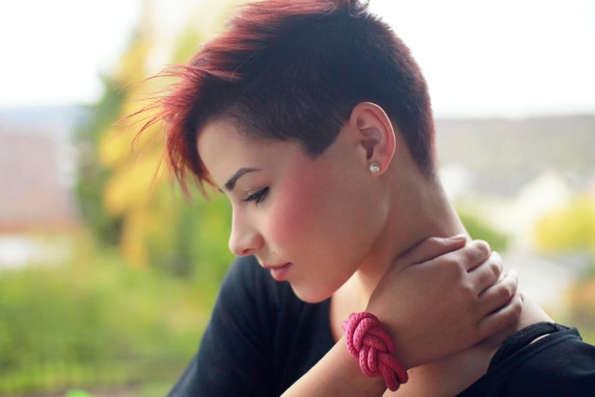 Short haired videos. Стрижка Томбой андеркат. Стрижка с выбритыми висками. Стрижка с выбритыми висками женская. Выбритый висок у девушек.