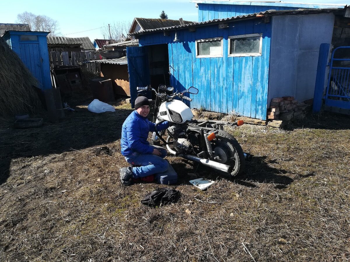 Разбор моего мотоцикла после поломки головок цилиндра (на фото мой старший брат, он вызвался помочь мне тогда пока есть свободное время)