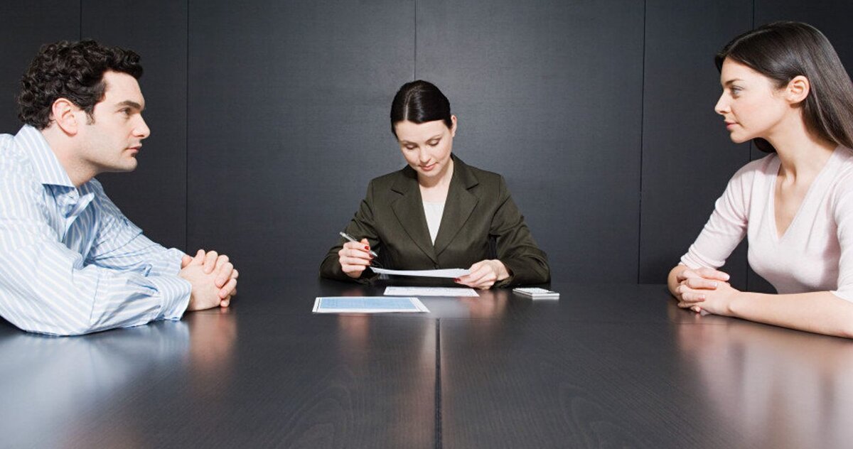 Расторжение брака, которое на бытовом языке чаще всего именуется разводом, является крайним способом разрешения конфликтов между супругами или следствием стечения некоторых обстоятельств. Оно влечет за собой прекращение всех прав и обязанностей между супругами, принадлежащими им в период совместной жизни. Однако далеко не всегда развод может осуществляться в судебном порядке. Так, внесудебное расторжение брака производится органами ЗАГСа в четырех случаях: 1) если Вы и Ваш супруг имеете обоюдное согласие на прекращение брака, а также если у вас нет общих несовершеннолетних детей; 2) если Ваш супруг признан безвестно отсутствующим; 3) если Ваш супруг признан недееспособным; 4) если Ваш супруг осужден к лишению свободы за преступление, наказание по которому составляет более чем три года.  Наличие обоюдного согласия на расторжение брака с одновременным отсутствием общих несовершеннолетних детей является наиболее частой причиной его прекращения во внесудебном порядке. Представленные условия прекращения брака органами ЗАГСа – взаимное согласие и отсутствие детей – сами за себя говорят о бесспорности волеизъявления супругов, явно не требующей ее разрешения в суде. Тем не менее, отсутствие детей не означает отсутствия имущества супругов, нажитого во время брака. Определение дальнейшей правовой принадлежности совместной собственности супругов после расторжения брака во внесудебном порядке может осуществляться как в бесспорном порядке – по договоренности между бывшими супругами, так и на основании нотариально удостоверенного соглашения о разделе общего имущества. Если после расторжения брака у бывших супругов имеются споры относительно раздела совместно нажитой собственности, то раздел такого имущества и определение долей проводится в судебном порядке. 
Брак может быть расторгнут органами ЗАГСа по Вашему заявлению и в случае, если Ваш супруг признан безвестно отсутствующим. Однако для расторжения брака по основанию безвестного отсутствия должны выполняться следующие условия: во-первых, в месте жительства Вашего супруга (скорее всего, местом жительства будет являться место Вашего проживания, исключение составляют случаи, при которых супруги по тем или иным причинам проживали раздельно) в течение года отсутствовали сведения о месте его пребывания и, во-вторых, факт безвестного отсутствия был признан судом и имеется соответствующий акт. Для подачи заявления о расторжении брака в связи с безвестным отсутствием супруга рекомендуем Вам при посещении органов ЗАГСа иметь на руках заверенную печатью соответствующего суда копию решения о признании Вашего супруга безвестно отсутствующим с отметкой о дате вступления в законную силу. Получение копии судебного решения осуществляется по Вашему ходатайству о выдаче, которое можете подать в канцелярию суда лично, через представителя по нотариальной доверенности или направить по почте. Если же Ваш супруг объявился, и отмена предыдущего решения о признании его безвестно отсутствующим вступила в законную силу, брак может быть восстановлен по вашему обоюдному согласию. Исключением является случай, при котором объявившийся супруг уже вступил в новый брак. 
Нечасто встречающимися, но все же имеющими место в практике являются случаи прекращения брака в случае объявления супруга недееспособным. Объявление супруга недееспособным возможно, как и в случае с признанием его безвестно отсутствующим, только на основании решения суда. Недееспособным может быть признан супруг в случае, если вследствие психического заболевания он утратил способность к пониманию значения своих действий (не отдает отчета в том, что делает, какова цель совершаемого и к чему приведут его действия) и к контролю над своими действиями (не может самостоятельно руководить психическими процессами изменения своих действий либо их прекращения). Процедура прекращения брака такая же, как и при объявлении безвестно отсутствующим – получение заверенной печатью суда копии решения о признании недееспособным, посещение органа ЗАГСа, подписание заявления. Однако стоит иметь в виду, что восстановление брака с лицом, ранее признанным недееспособным, законодательно не предусмотрено даже в случае возвращения ему статуса полностью дееспособного. Тем не менее, это не исключает возможности повторной подачи заявлений о заключении брака после вступления в законную силу решения суда о признании лица полностью дееспособным.
Последним основанием внесудебного прекращения брака является осуждение супруга за совершение преступления к лишению свободы на срок более чем три года. Вынужденное отсутствие супругов признается законодательно как невозможность или маловероятная возможность сохранения брака в его прежнем виде, что и дает право находящемуся на свободе супругу прекратить брак в одностороннем порядке. Процедура прекращения брака в данной ситуации аналогична двум представленным ранее, и, как и в случае с прекращением брака вследствие объявления супруга недееспособным, не предусматривает возможности восстановления брака. 
Обратим внимание на то, что расторжение брака по причинам объявления супруга безвестно отсутствующим, недееспособным либо по причине назначения наказания за совершение преступления в виде лишения свободы на срок свыше трех лет проводится во внесудебном порядке даже при наличии общих несовершеннолетних детей, поскольку в силу фактических обстоятельств один из бывших супругов становится не в состоянии принимать участие в их воспитании.
В случае расторжения брака во внесудебном порядке в течение месяца со дня подачи заявления брак будет расторгнут, а сотрудники органов ЗАГСа подготовят свидетельство о расторжении брака. 
Если же у вас имеются общие несовершеннолетние дети (а брак не расторгается по особым основаниям, описанным нами выше), а также если Ваш супруг уклоняется от подачи заявления в органы ЗАГС о расторжении брака либо если Ваш супруг по тем или иным причинам не желает прекращения брака, то его расторжение производится в судебном порядке. 
Наличие общих несовершеннолетних детей является обязательным условием расторжения брака в судебном порядке (опять-таки, с указанными выше изъятиями). В условиях прекращения семейных отношений между родителями несовершеннолетние дети остаются самыми незащищенными, так как в силу возраста и своего правового положения не способны самостоятельно себя обеспечивать и организовывать собственный быт. Безусловно, между супругами может иметься соглашение о проживании детей и порядке их содержания. Однако его условия могут противоречить интересам детей, ввиду чего отмеченные соглашения подлежат рассмотрению в суде. Если судом будут усмотрены нарушения интересов детей в соглашении, то определение порядка проживания после расторжения брака и условий материального содержания будет произведено вне зависимости от ранней договоренности между супругами. Подробнее об этом Вы сможет прочитать в последующих публикациях. 
Уклонение супруга от расторжения брака в органах ЗАГСа относится к вынужденным причинам прекращения брака в судебном порядке. Супруг, на словах не возражающий против развода, но не предпринимающий никаких действий для этого, все-таки должен выразить свое волеизъявление относительно продолжения брака либо его прекращения в установленной форме (как известно, устное согласие супруга при расторжении брака не является надлежащим способом прекращения семейных отношений). По этой причине участие суда является необходимым. 
Способ прекращения брака в судебном порядке при несогласии одного из супругов на его расторжение является типичной спорной ситуацией – столкновением двух противоположных интересов. Однако, как часто случается, решение одного из супругов о разводе является непродуманным и возникает под влиянием эмоций. По этой причине суд имеет право предоставить супругам трехмесячный срок для примирения, по истечении которого вы либо сохраняете брак, и производство по делу прекращается, либо суд его расторгает. При этом стоит иметь в виду, что трехмесячный срок для примирения, устанавливаемый судом, может быть сокращен, но лишь по ходатайству супругов и в случае, если суд сочтет причины сокращения срока уважительными.
В случае взаимного согласия супругов на прекращение брака суд производит его расторжение вне зависимости от причин развода. Но, тем не менее, прекращение брака будет осуществлено судом не ранее одного месяца с момента подачи заявления о прекращении брака. Прекращение брака в случае отсутствия спора о детях, то есть если между супругами достигнуто соглашение о том, с кем из них останутся несовершеннолетние, а также о том, кто и в каком объеме обязан выплачивать алименты, будет произведено мировым судьей. Если спор о детях все же имеет место либо если условия соглашения по мнению суда нарушают интересы несовершеннолетних, то расторжение брака производится судьями районного суда. 
В заключение материала заметим, что далеко не во всех случаях расторжение брака вне зависимости от способа – внесудебного или судебного – представляется возможным. Так, брак не может быть расторгнут по инициативе мужа без согласия жены в случае ее беременности, а также в течение года после рождения ребенка либо в течение года после рождения ребенка мертвым или его смерти до достижения возраста одного года. Данное правило нацелено на охрану материнства и детства. Конечно, оно ограничивает право мужа на расторжение брака, но, тем не менее, вряд ли кто-то станет спорить с тем, что эта норма необходима.
