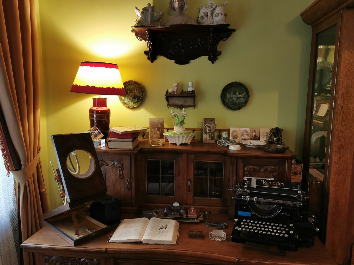 Рабочий стол с печатной машинкой Mercedes Elektra – первая машинка с электроприводом. Маленькая стеклянная коробочка рядом – ролик для наклеивания марки. Проводишь по нему маркой и наклеиваешь на конверт, чтобы не лизать марку языком