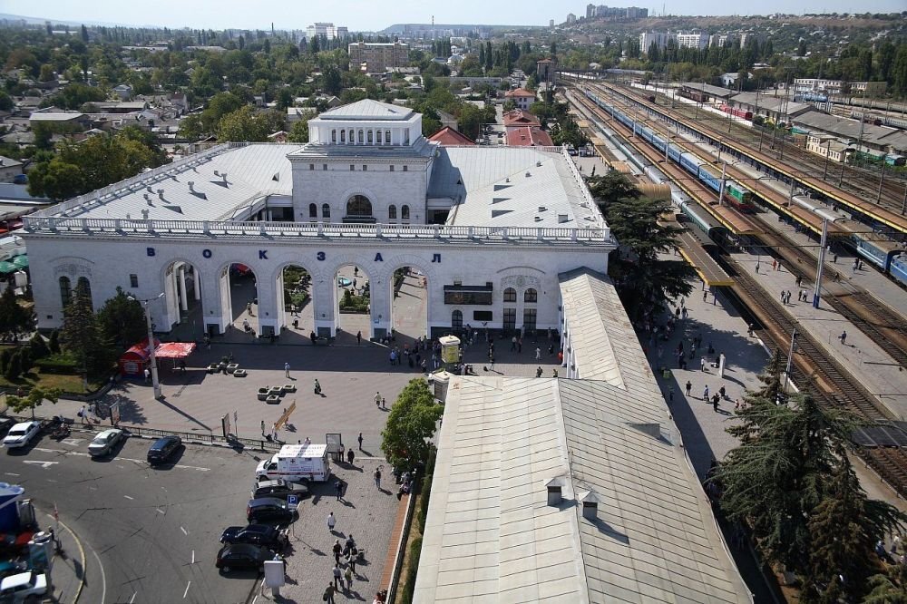 Железнодорожный вокзал в Симферополе. Фото: krimpalomnik.ru