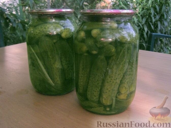 огурцы, листья хрена, зонтики укропа, стебель сельдерея, листья вишни, трава щерица (по желанию), перец чёрный горошком, чеснок, соль, сахар, уксус