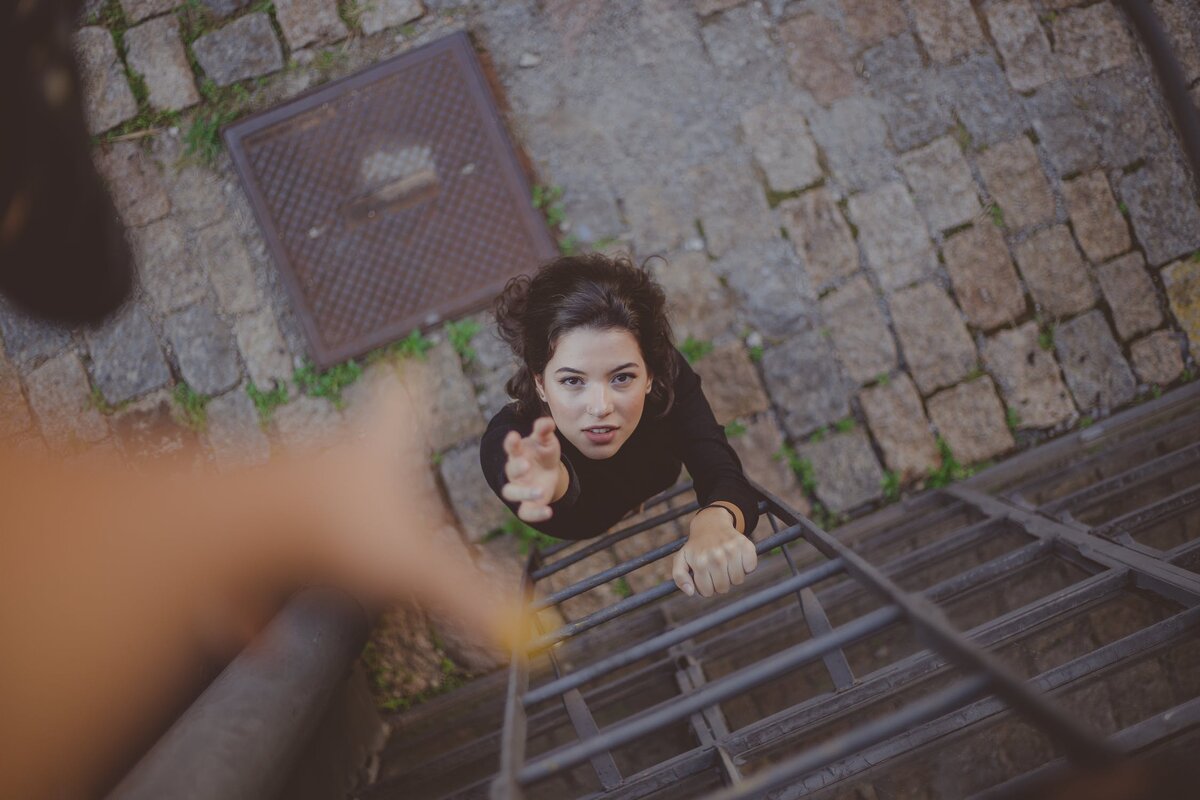 Источник: https://www.pexels.com/photo/high-angle-photo-of-woman-on-ladder-2467396/