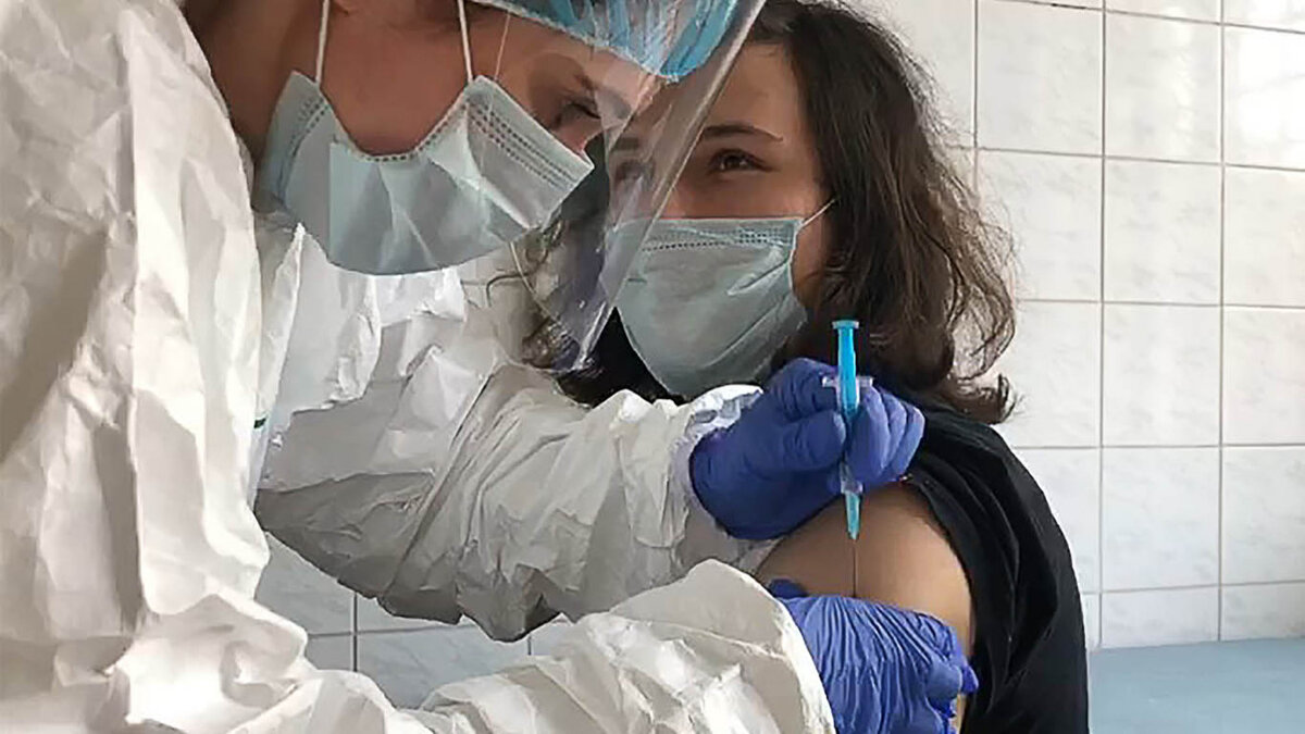 Россия собирается зарегистрировать свою первую вакцину против коронавируса, пока вакцина все еще проходит клинические испытания.