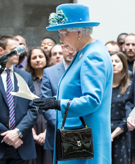 Королева Елизавета II с сумкой Launer в 2015 году https://www.flickr.com/photos/ukhomeoffice/23119082526/in/album-72157661455374881/