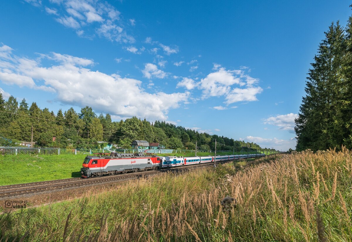 Поезд «Стриж» на Октябрьской железной дороге под электровозом ЭП20. Фото: Алексей Уланов