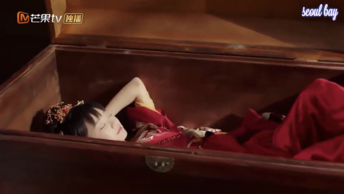Принцесса Чу Юэ проснулась после первой брачной ночи в сундуке
