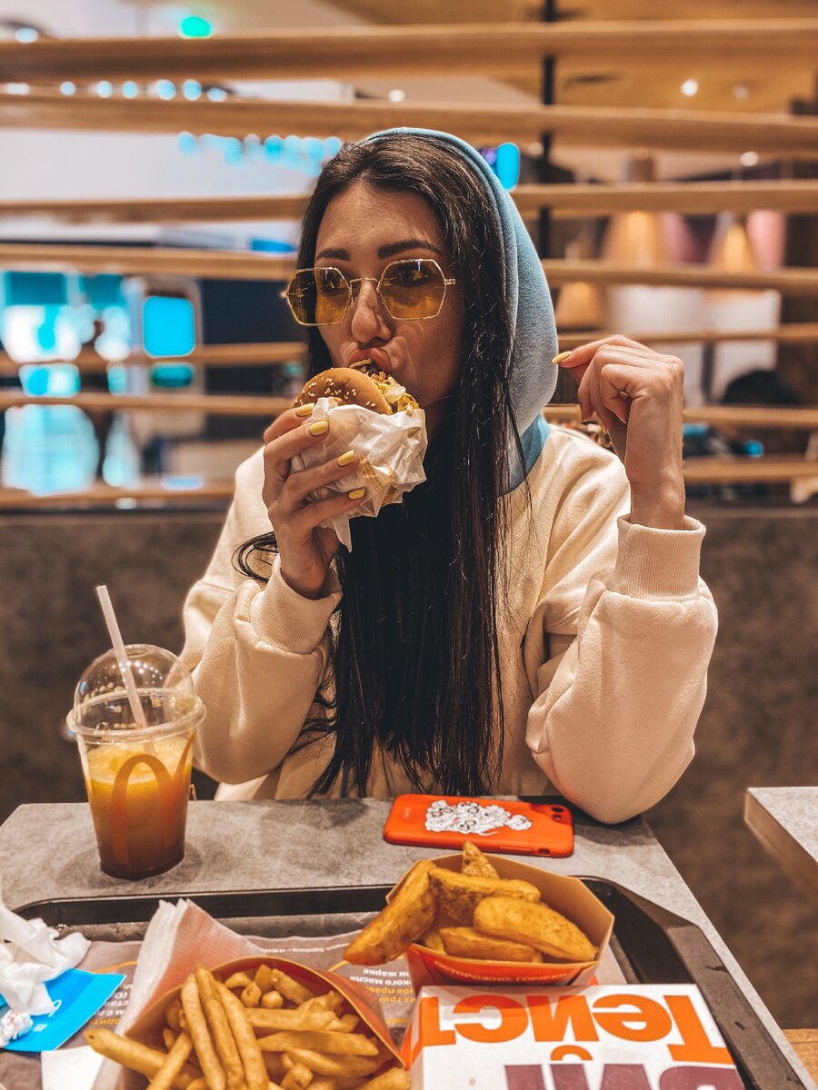 И хотя при современном бурном темпе жизни избежать употребления фаст-фуда практически невозможно, превращать его в регулярную и ежедневную еду ни в коем случае не стоит. Этим человек самостоятельно подписывает приговор своему организму на приобретение серьезных заболеваний.
Если организм уже зависим от фаст-фуда, избавляться от этой зависимости старайтесь постепенно. Для начала сокращайте количество и количество дней приема вредной еды. Если вы ранее не могли и дня обойтись без аппетитного гамбургера, то теперь ограничьте организм приемом фаст-фуда один раз в 2-3 дня, постепенно переходя на прием один раз в 7 дней.

Дайте установку организму на запрет уличного фаст-фуда, особенно в летнее жаркое время. Лучше уж зайдите в Макдональдс, Чикен или в кафе другой серьезной сети. Пища здесь также не лишена «прелестей» быстрой еды, но готовится и хранится все-таки с соблюдением соответствующих санитарных условий.
Заказывая блюда, не следует злоупотреблять жирной и высококалорийной пищей. Всегда можно отыскать в меню салат из свежих овощей и зеленый чай вместо сильногазированной кока-колы.
Не следует есть фаст-фуд на голодный желудок. Горячий овощной супчик перед употреблением аппетитной на вид курицы-гриль благоприятно скажется на слизистой желудка и снизит агрессивное влияние на него «быстрой» еды.
Если же времени катастрофически не хватает для приготовления пищи и употребление фаст-фуда неизбежно, лучше присмотреть приличное кафе или столовую. Здесь будет возможность выбрать и первое, и второе блюдо, и салаты, и чай и компоты. И хотя с домашней пищей такая еда совсем не сравнима, все-таки она менее опасна для вашего здоровья и более легкая для вашего желудка.
Принимая пищу, не следует торопиться. Пища должна тщательно пережевываться и не перегружать желудочно-кишечный тракт.
Не делайте непозволительную ошибку – не кормите детей фаст-фудами. Сильное увлечение семейными походами в Макдональдс может стоить вашим детям нарушения работы ЖКТ и нервной системы, ослабления иммунной системы, отставания в развитии.
Ни один фаст-фуд не способен заменить здоровую пищу, и не стоит он того, чтобы на кон выставлять собственное здоровье!