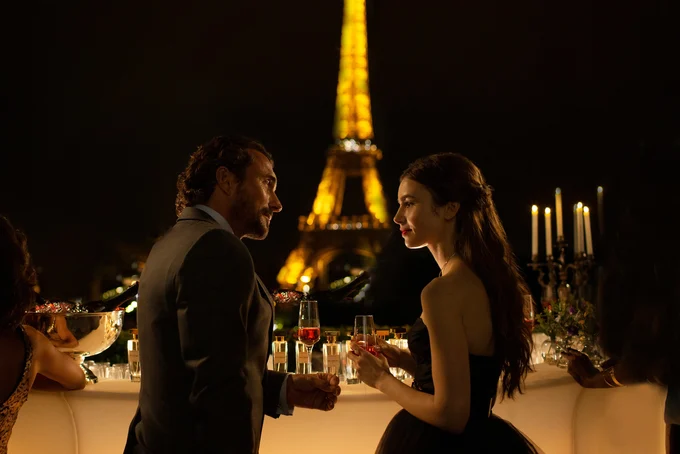 Сериал «Эмили в Париже», действие которого происходит в одном из самых романтичных городов мира, —  это новое популярное новое шоу Netflix.-2