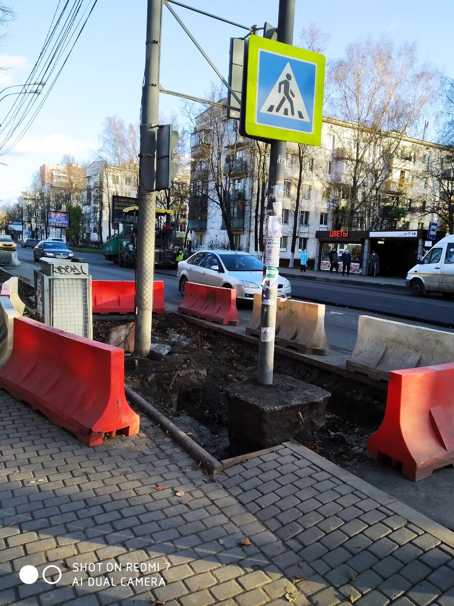 Что теперь будут делать со столбами электропередач для троллейбусов пока не понятно. Личное фото.