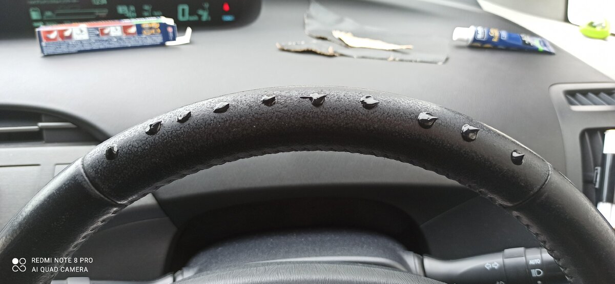 Видны кратеры руля и консистенция жидкой кожи
