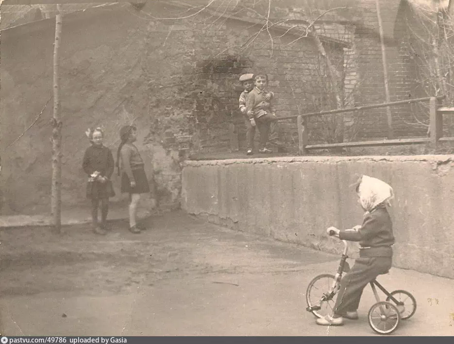 Мой двор. В центре - мой брат. 1963 год.