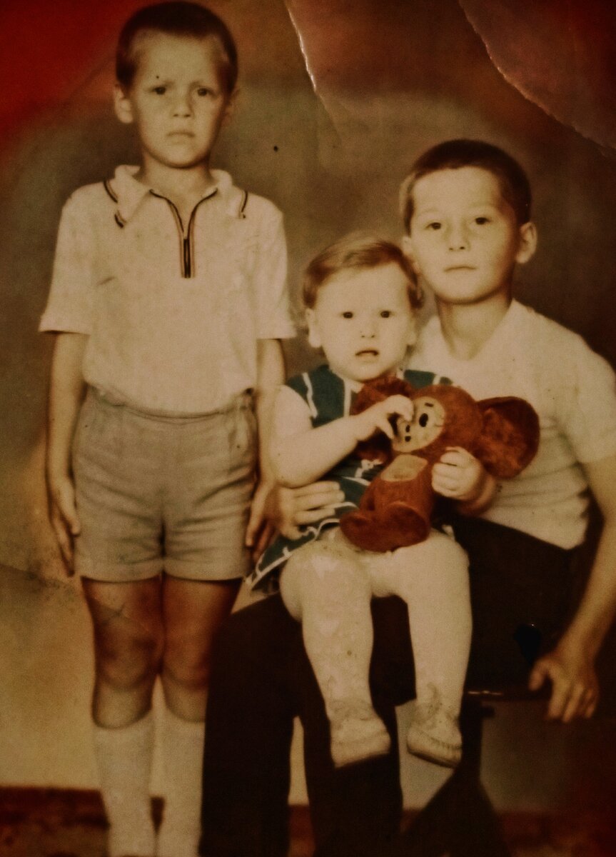 Фото из личного архива.Двухгодовалая Юленька,Дима и Алёшка.