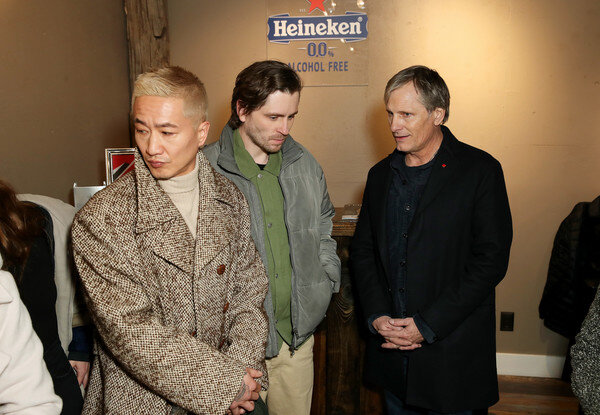 Вигго Мортенсен с актёрами Трри Ченом (муж Джона по фильму) и Сверриром Гуднасоном (отец Джона в молодости)