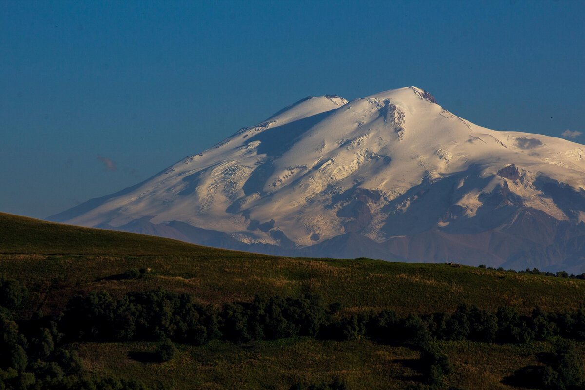 Действующий ли вулкан эльбрус. Стратовулкан Эльбрус. Эльбрус потухший вулкан. Вулкан Эльбрус на Кавказе. Эльбрус спящий вулкан.