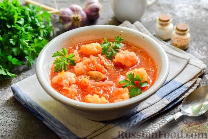 свекла, капуста цветная, тушёнка (любая), помидоры, картофель, морковь, лук репчатый, чеснок, соль, перец чёрный молотый, вода, сметана (для подачи), зелень (для подачи)