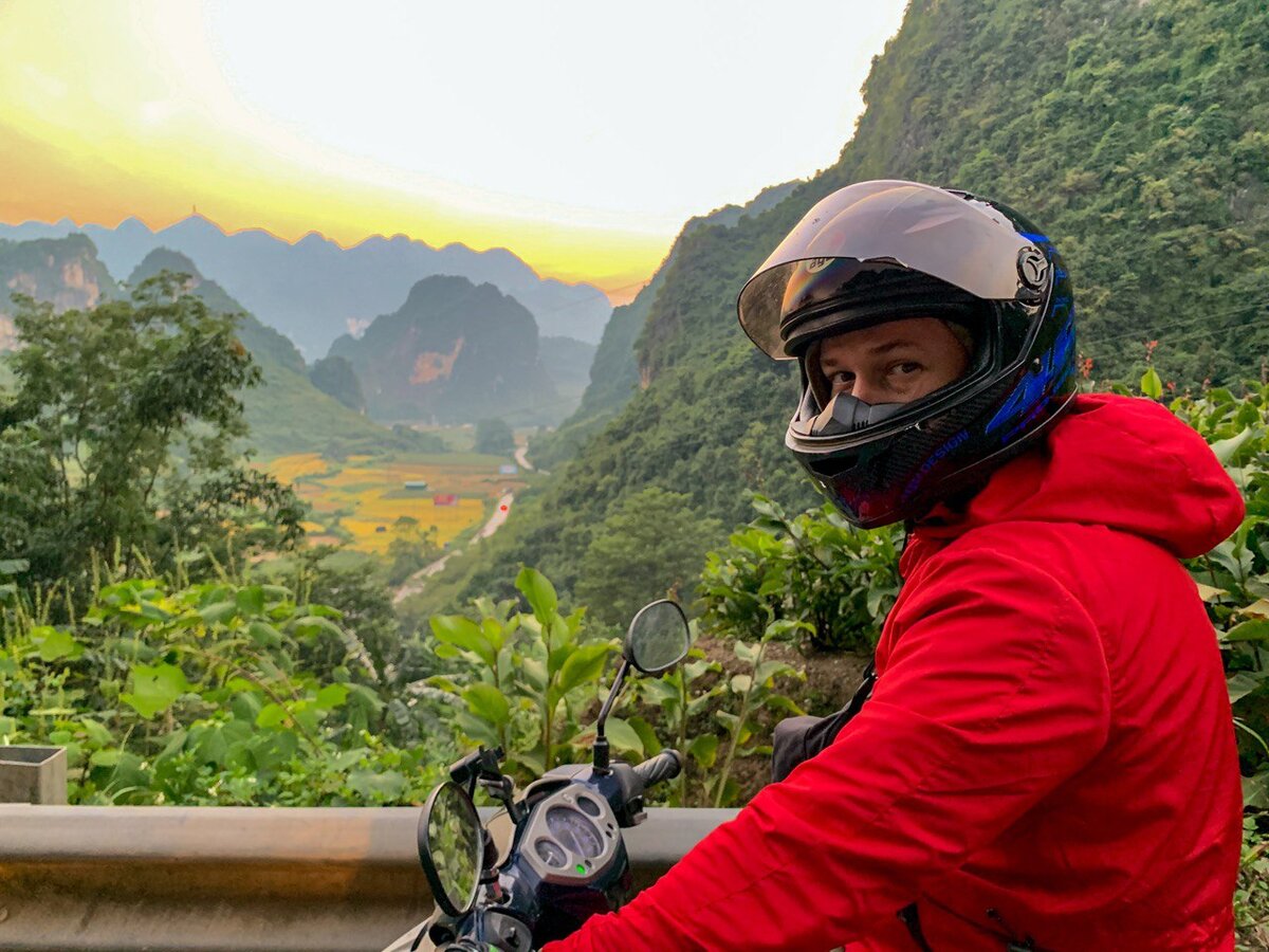 Просто умопомрачительный вид на одном из серпантинов