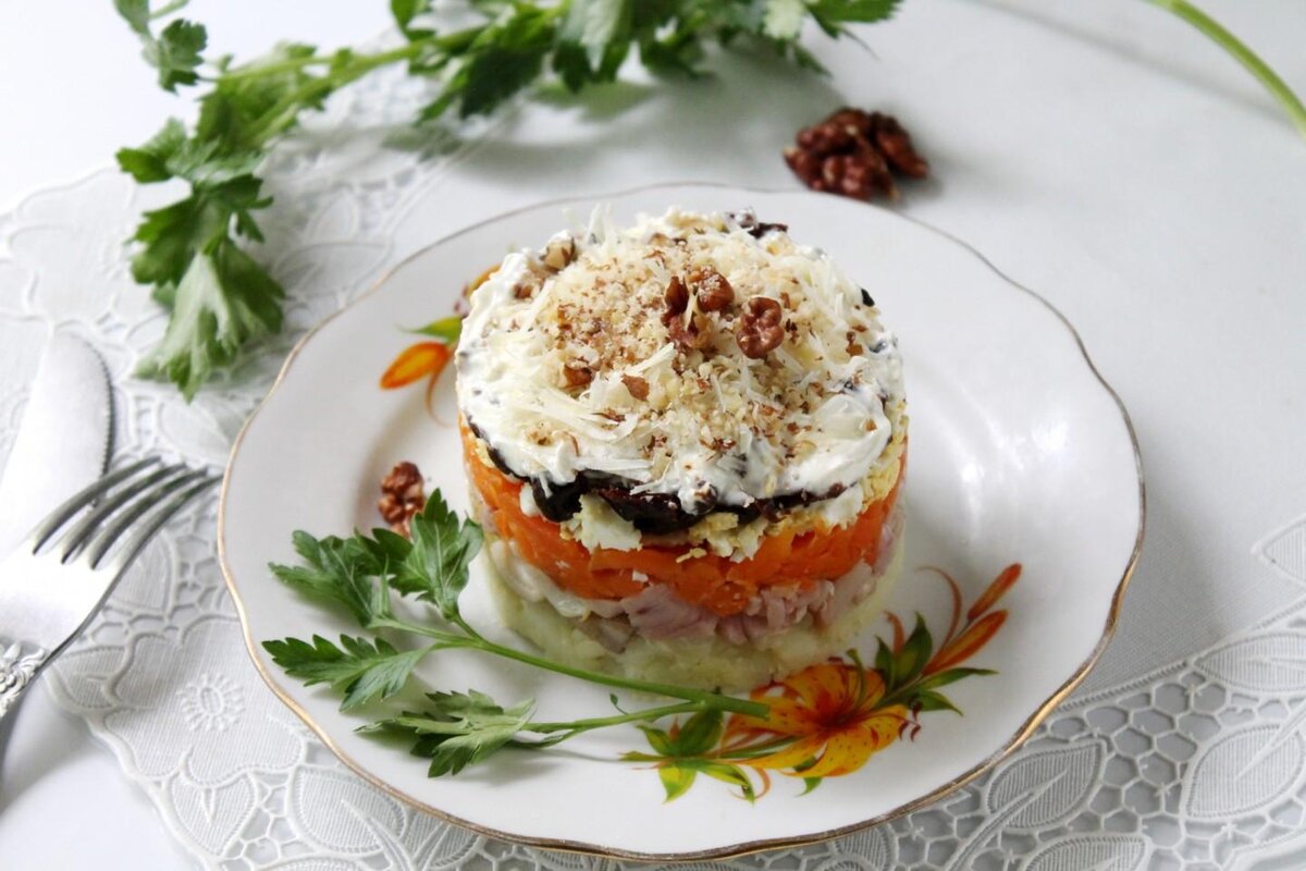 Салат с копчёной курицей черносливом и шампиньонами