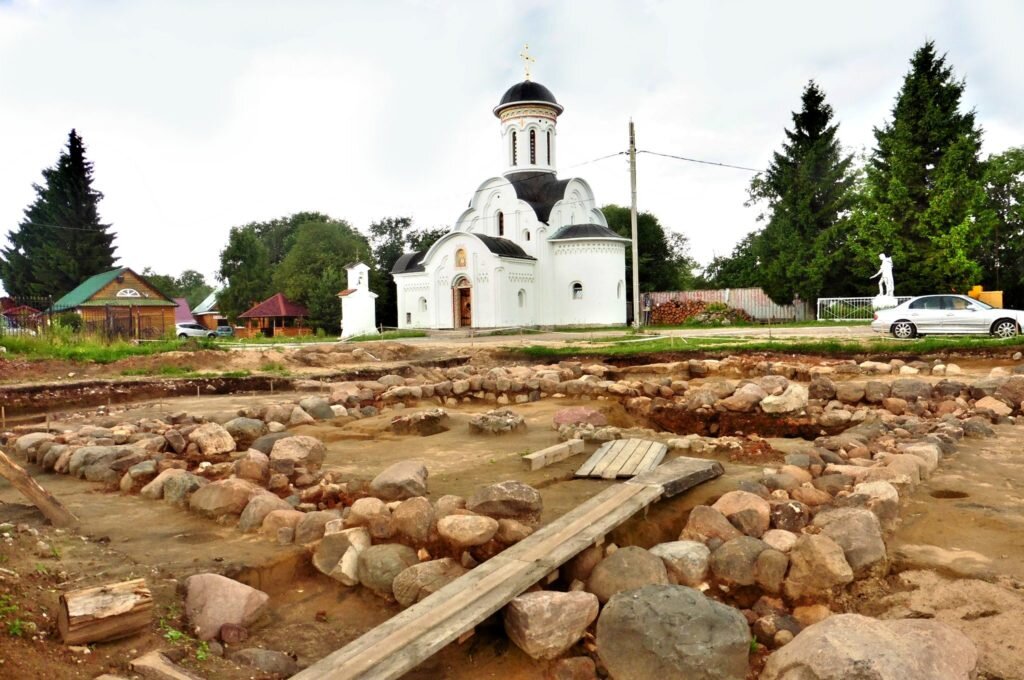 Остатки фундаментов  Сретенского собора XVII века в Савватьево, под Тверью.