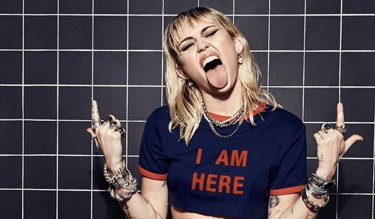  Высунутый язык остаётся фишкой Майли