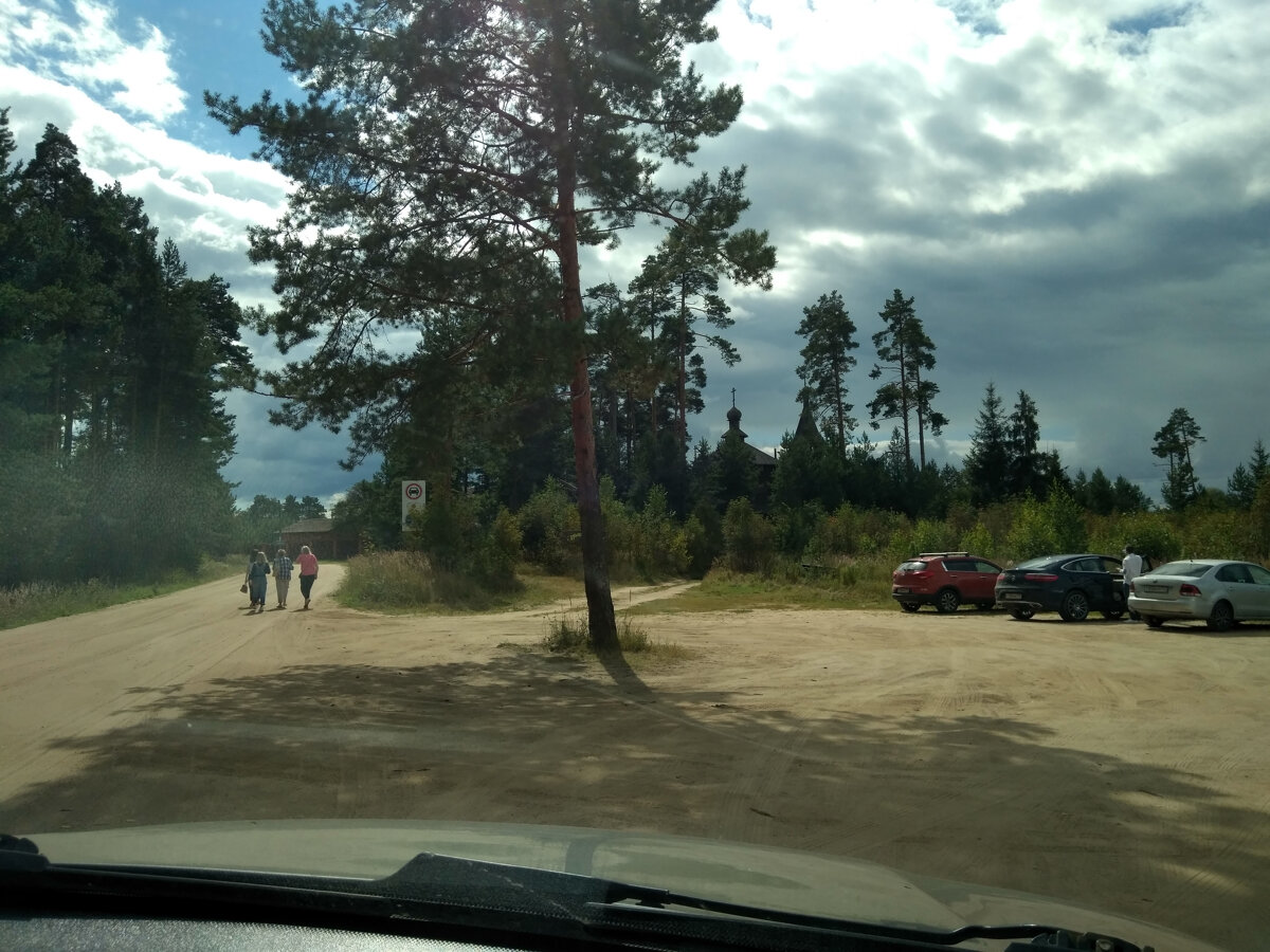 Парковка перед заездом в Талицы. Но я рекомендую на машине ехать дальше, непосредственно к самому музею.