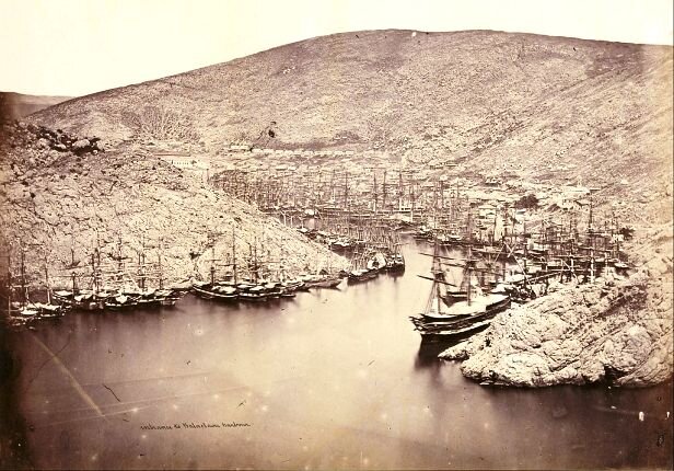 Английские и французские корабли в Балаклавской бухте в 1855 году. Исследователи предполагают, что фото было сделано с воздушного шара! Фотография Джеймса Робертсона - первого в истории военного фотографа