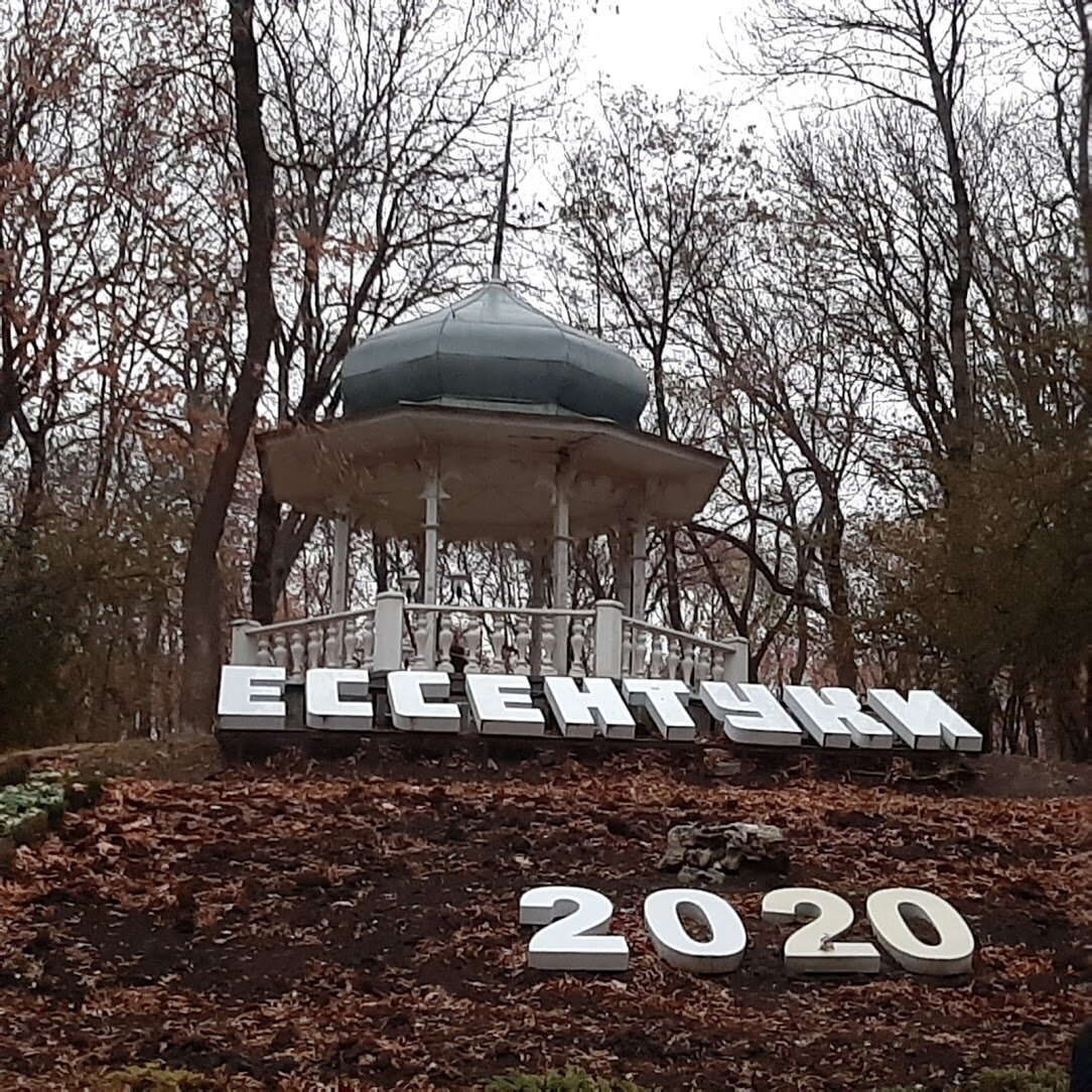Осень, и место для фотографирования выглядит голым.  Но в парках красота... 