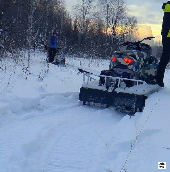 След сразу показывает кто в снегу хозяин! Обратите внимание на лебедку. Иногда и суровые снегоходы застревают!