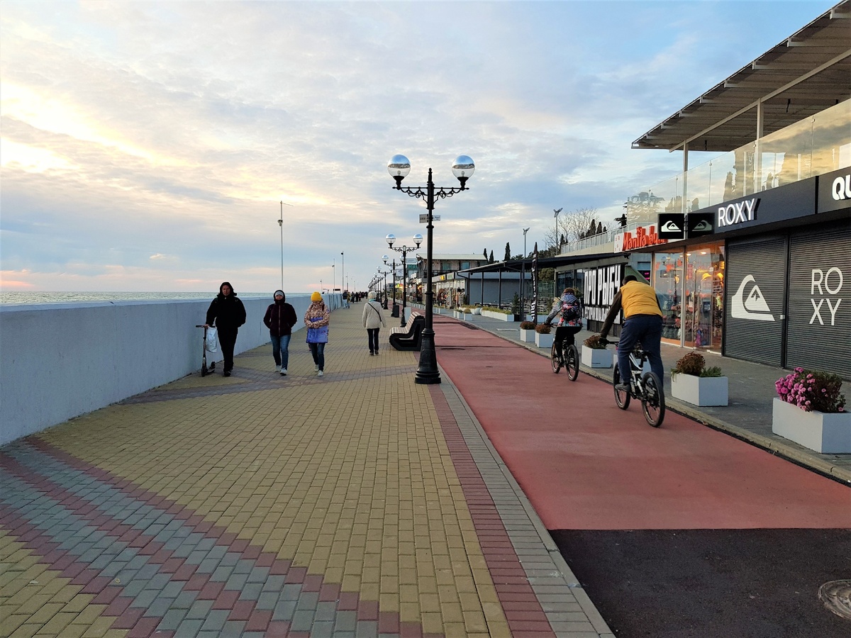 В некоторых частях набережной людей практически нет